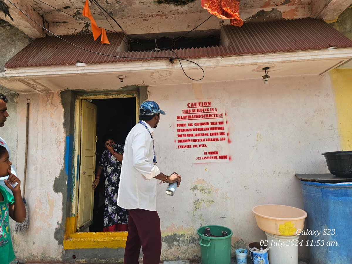 GHMC_TPWING's tweet photo. Madam
Dilapidated buildings inspected at Vambay Colony Mangar Basthi, Mallepally by GHMC, RDO, Tahsildar, and Police. Caution notice affixed. Requested them to vacate at earliest and take shelter at temporary accommodation.@CommissionrGHMC @GHMCOnline https://t.co/hJNsQTDxlj