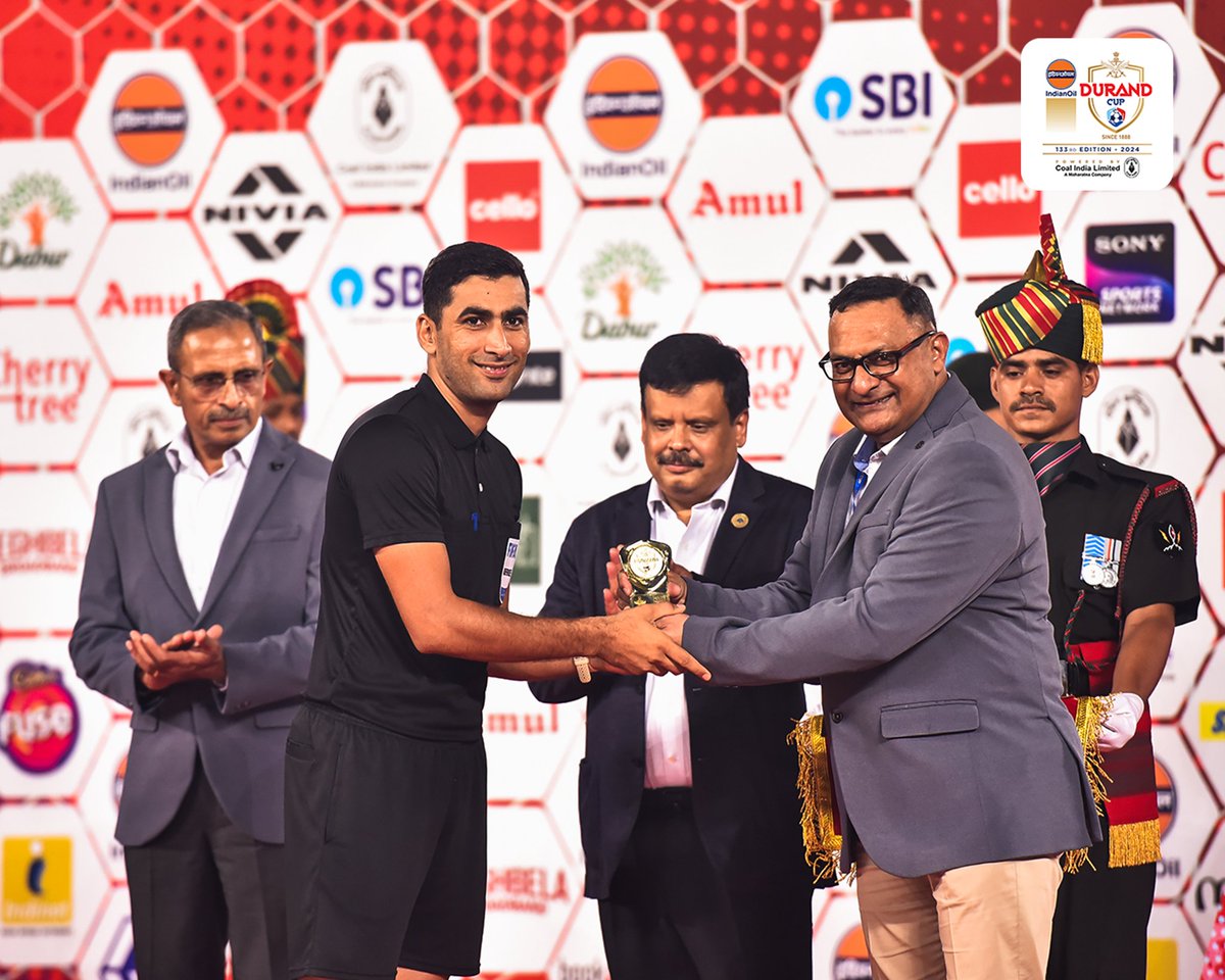 Maj Gen Rajesh Arun Moghe VSM ,GOC Bengal Sub Area and Vice Chairman, Durand Cup Organising Committee presented the Match Officials and Referees with a token of gratitude, on behalf of the 133rd Edition of #IndianOilDurandCup

#Final #MBSGNEUFC #PoweredByCoalIndia #DurandCup2024
