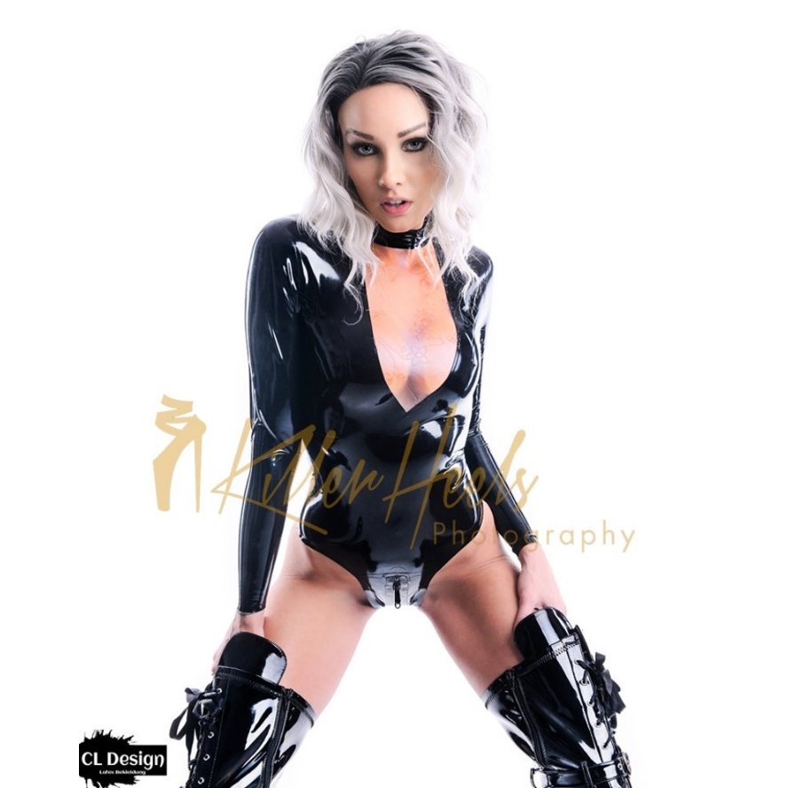 ClLatex's tweet photo. Another beauty finished clean and shiny just the way we like it🥰
Model @blondieforeva 
Picture @KillerHeelsPho2 
Outfit @ClLatex 
https://t.co/RYI6HNVvoC 
#latexbody  #blackbodysuit #sxy #latex #cl_design_latex #classylatex #cldesignlatex #follower #customer https://t.co/GA3D4v7tPL