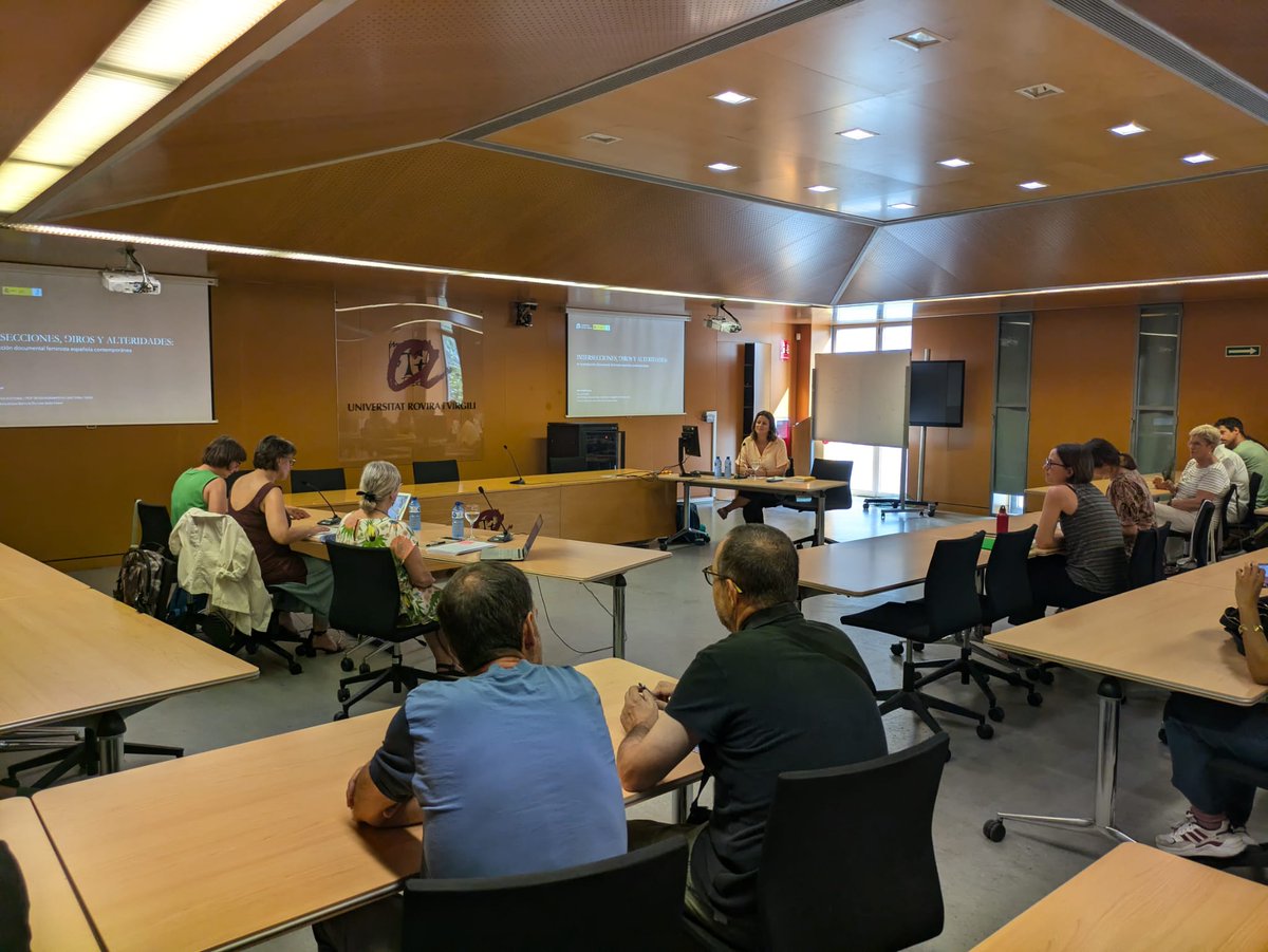 AnnaFonoll's tweet photo. L'últim dia que vaig trepitjar la uni va ser per defensar la tesi ‘Intersecciones, giros y alteridades en la producción documental feminista española contemporánea’. Avui que hi tornem, aprofito per a fer memòria d'una jornada intensa, bonica, i plena de gent maquíssima, ... https://t.co/JFGUwAAyYz