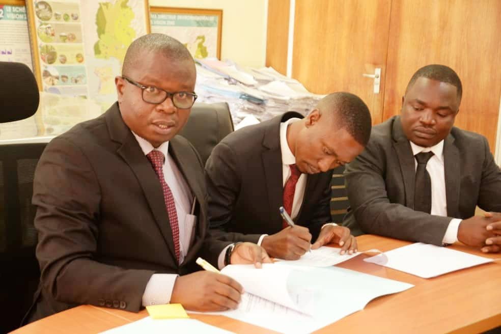 PhilosTop's tweet photo. #Burundi On Friday 30 August 2024,@MielsBurundi and three development companies signed a contract for the construction of multi-family housing at #Zege in #Gitega and #Socarti in #MairieBuja.@BurundiGov @NtareHouse @BURUNDIDIASPOR1 https://t.co/8gYn8jSGYQ