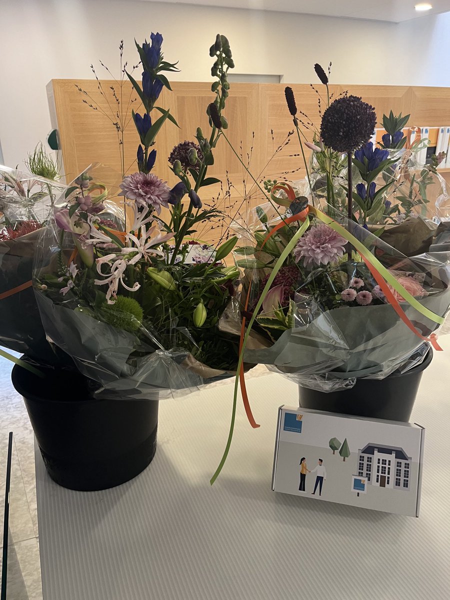 🎉 🎈 🎊 Welkom nieuwe collega's! 

💐 Bloemen en een goedgevulde welkomstbox met relevante informatie voor de 6 collega's die vandaag beginnen bij de Onderzoeksraad.
Ook interesse om bij ons aan de slag te gaan? Hou onze #vacatures in de gaten op onderzoeksraad.nl/home/over-de-r…