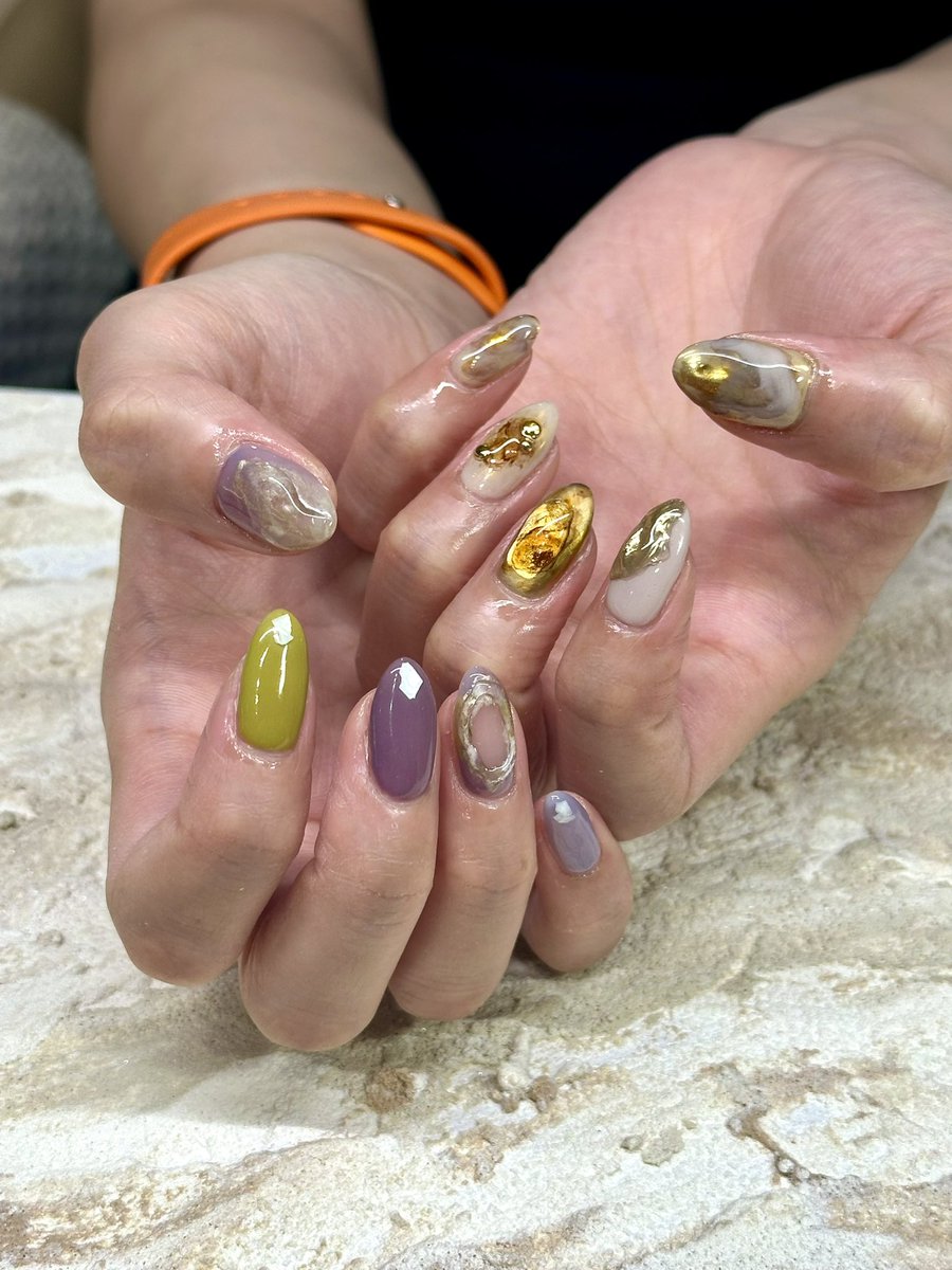 730_ayumi's tweet photo. 8月・9月のネイル〜💅
8月は涼しげなデザインで、9月は少し秋っぽくしてもらいました😊

9月ネイルの裏テーマは【芋&amp;栗】🍠🌰(笑)
ちょうど芋栗味のLOOKがあったので思わず写真撮ってみたけど、めちゃマッチしてて面白い😂

次はシンガポール旅行のためのネイル！
何にしよう〜🥰

#ネイル https://t.co/Vw0UQOtEHj