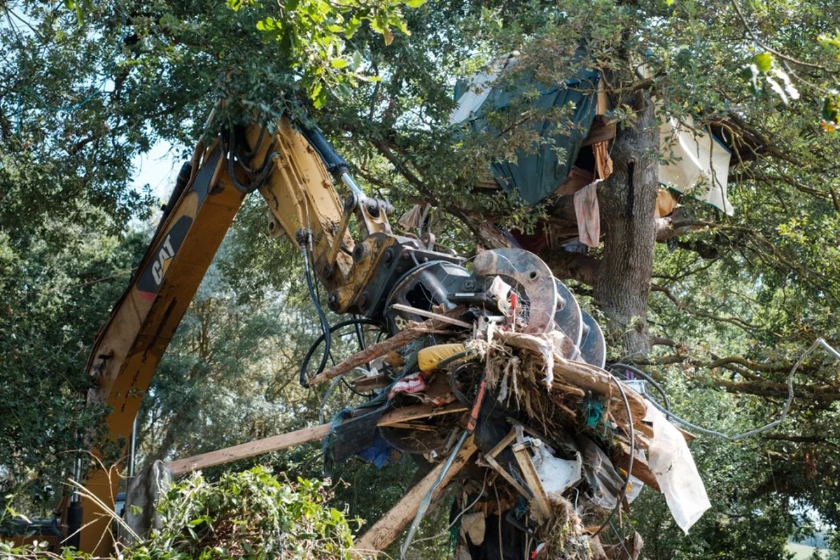 La_Directa's tweet image. #EMERGÈNCIACLIMÀTICA | Nou assalt policial als "esquirols" que bloquegen les obres d’una autopista a Occitània directa.cat/nou-assalt-pol… Un article de Guille Larios amb fotografies de @Reporterre