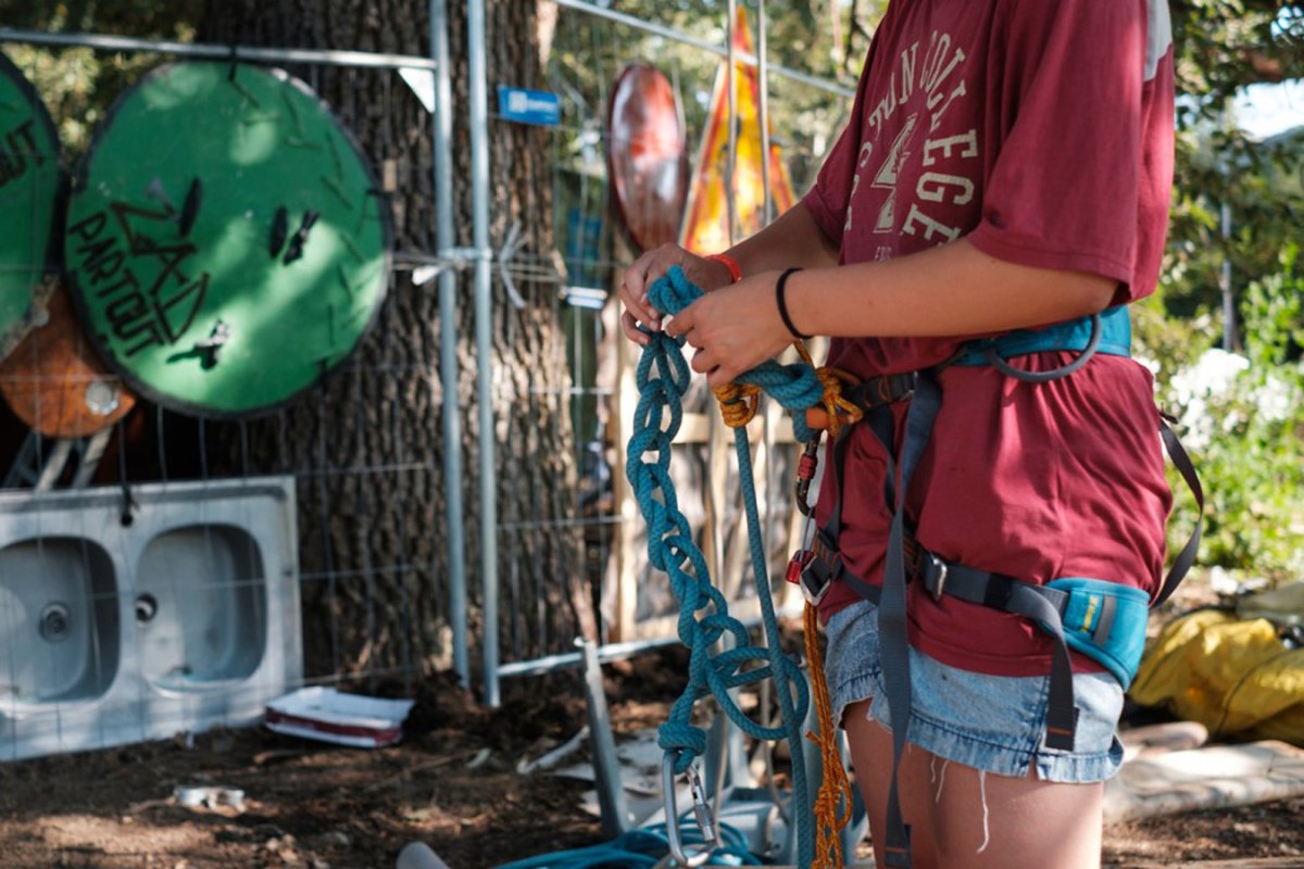 La_Directa's tweet image. #EMERGÈNCIACLIMÀTICA | Nou assalt policial als "esquirols" que bloquegen les obres d’una autopista a Occitània directa.cat/nou-assalt-pol… Un article de Guille Larios amb fotografies de @Reporterre