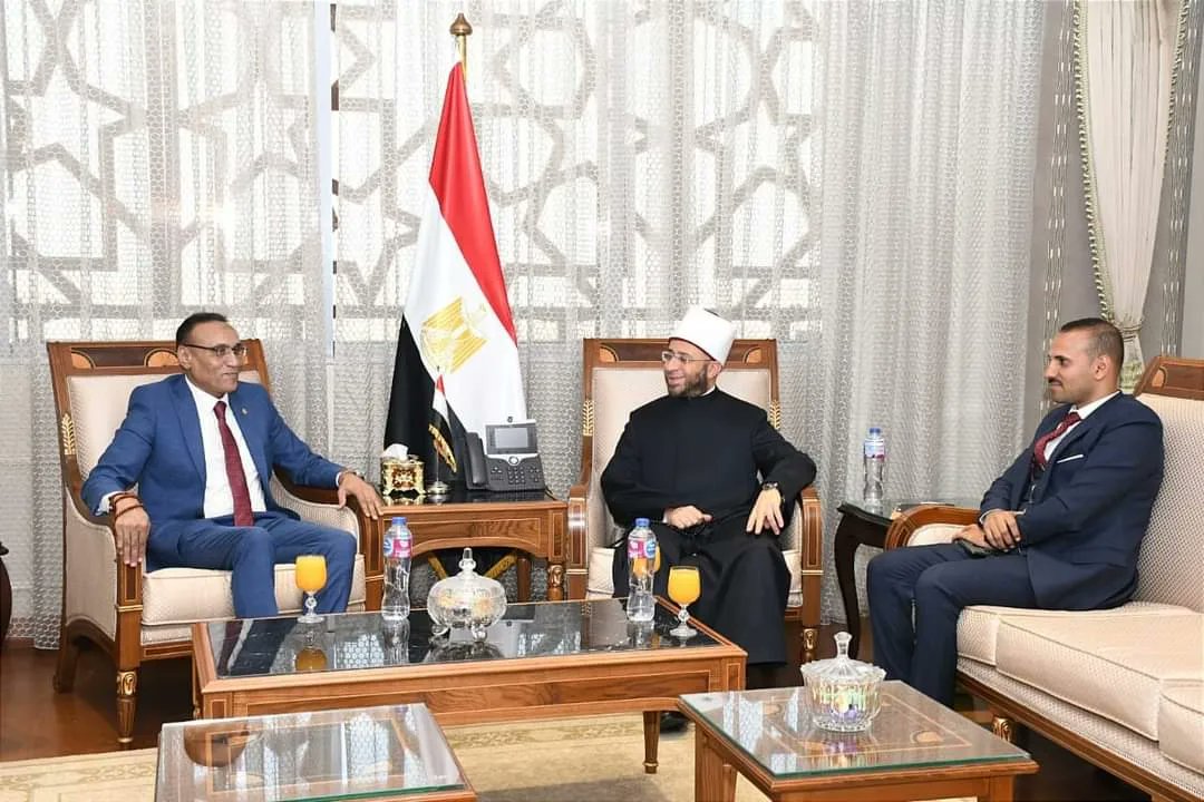 وزير الأوقاف يستقبل عميد كلية اللغة العربية بالقاهرة 

وعميد كلية اللغة العربية بالقاهرة يهدي وزير الأوقاف قصيدة بعنوان "الجبل".

د. #أسامة_الأزهري 
#وزير_الأوقاف