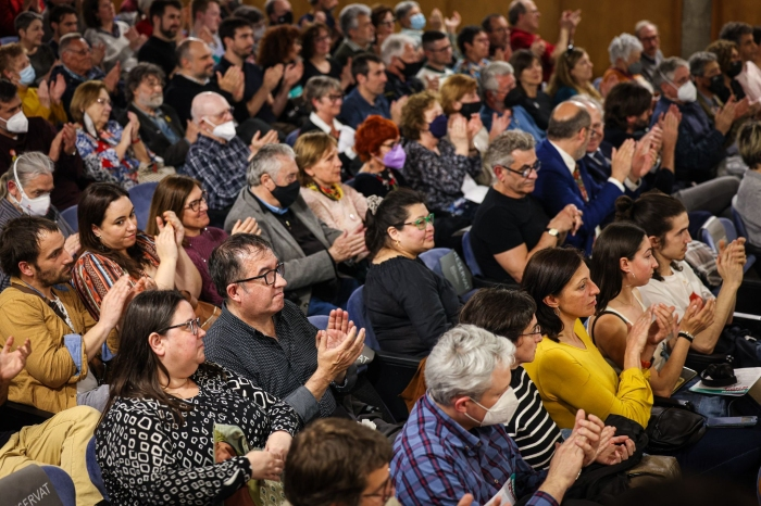 Ahir va morir Àngels Martínez Castells, activista incansable pels drets polítics, socials i lingüístics.

La recordarem, entre d'altres, pel suport que ens va donar signant el manifest  “Defensem l’escola en català!”.

Una abraçada a amics i familiars. ❤️‍🩹

vilaweb.cat/noticies/sha-m…