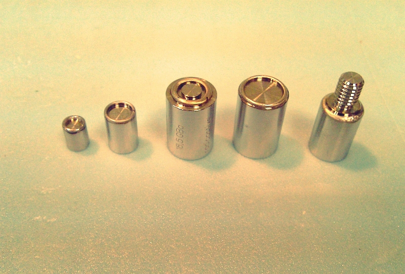 تحتوي المصادر المشعة على مواد تتحلل وتبعث إشعاعات مؤينة، ولها تطبيقات طبية وزراعية وصناعية وبحثية وتعليمية متعددة. وتأتي بأشكال وأحجام مختلفة، وغالبًا ما تكون مثل قطعة معدنية عادية المظهر.