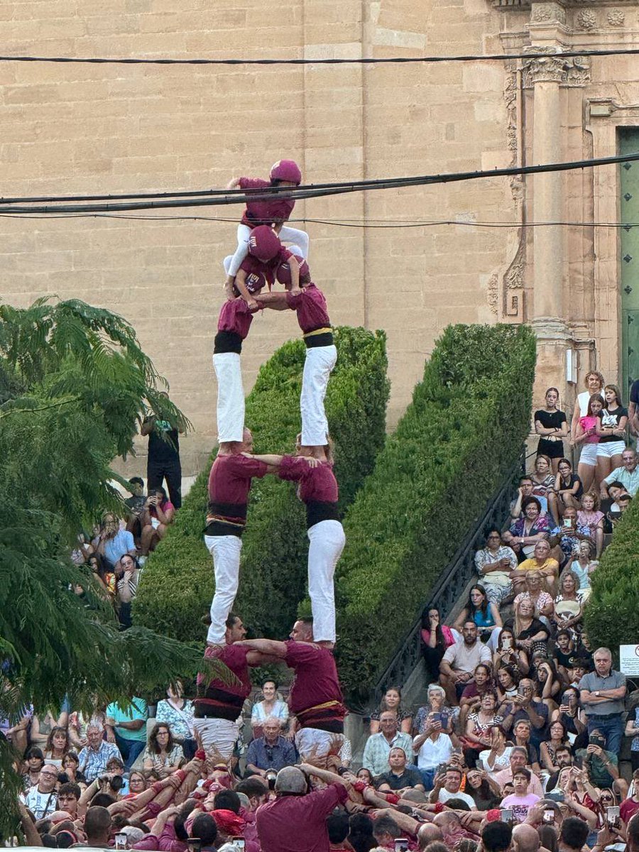 CdLleida's tweet photo. Diumenge passat vam fer doblet actuant a la FM d’Alcarràs on hi vam descarregar 2pd4, td6, 3d7, 4d7, 4d6a i 3pd4, el del mig al balcó!
Estem encantats amb l’acollida del poble, moltes gràcies @AjAlcarras! ❤️
#castells #castellers #lleida
#excusaperfecta #orgullbordeus https://t.co/OJOukF1pSP