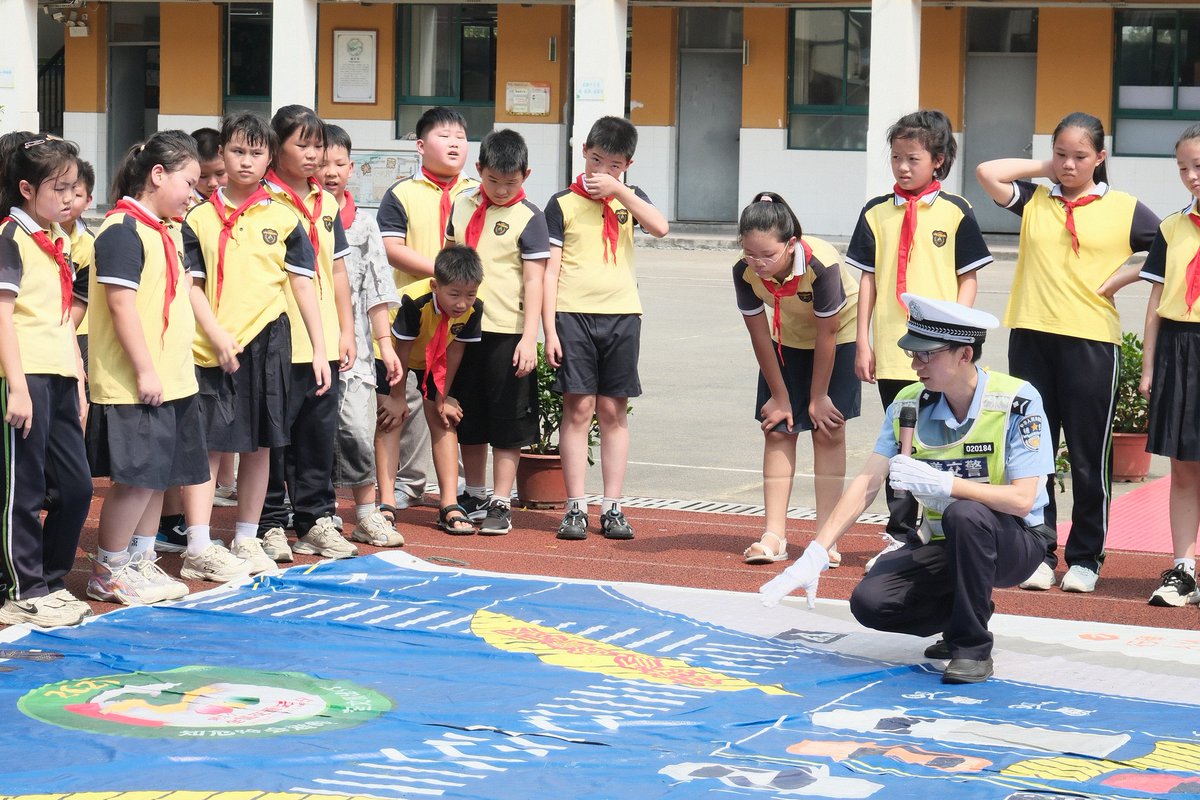 InJiashan's tweet image. On the #firstday of the official start of the new #semester, Jiashan Primary and Secondary School and Kindergarten offered their own distinctive #firstlesson.