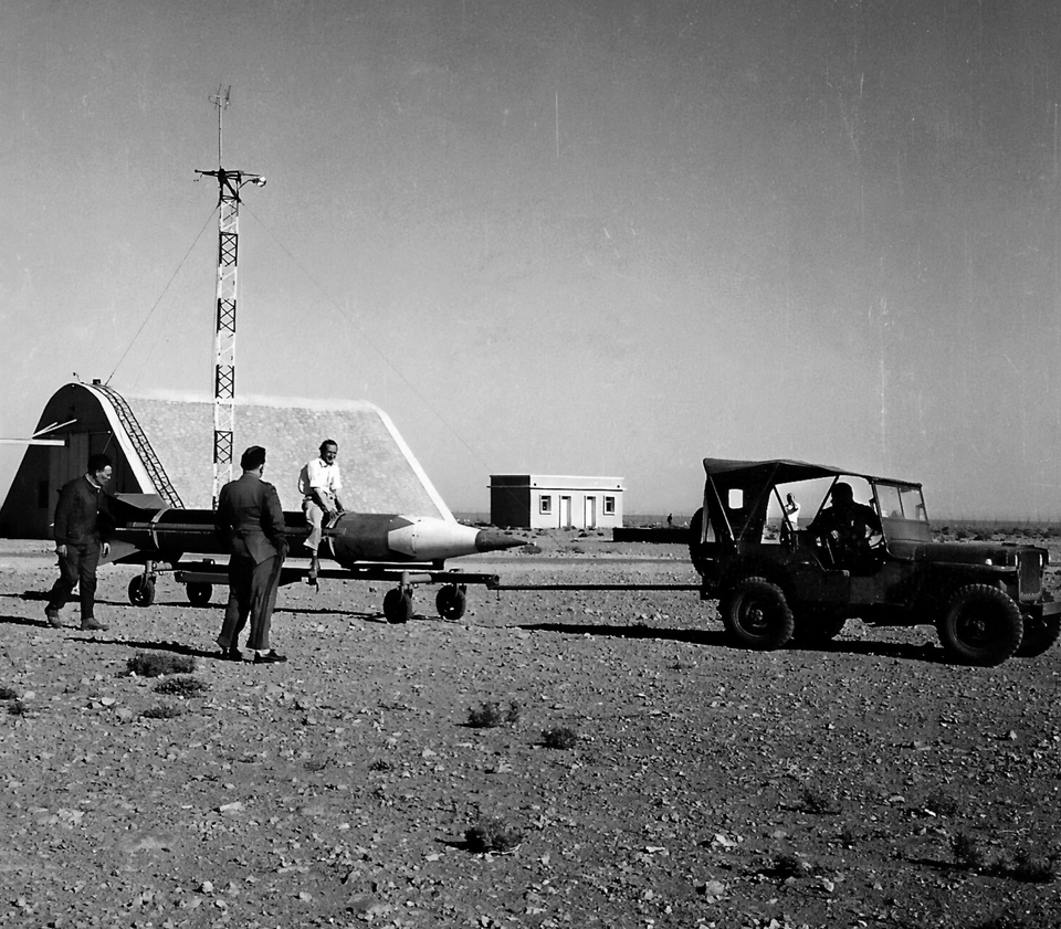 David Dumoulin Kervran, <a href="/JeromeLamy79/">Jérôme L'Amish</a> &amp; Jan Verlin's '#Outposts of #science: placing scientific #infrastructures at the margins of French (post)colonial territories' explores '#postcolonial placing' tandfonline.com/doi/full/10.10… #France #history #STSTwitter #boundarywork #fieldstation