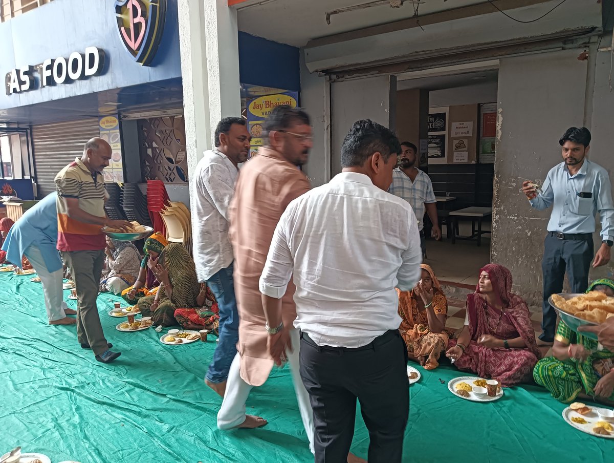 Mehulkumar002's tweet photo. સેવાલય 
રાજ્યસભા ના સાંસદ અને બક્ષીપંચ મોરચાના પ્રદેશ અધ્યક્ષ શ્રી મયંકભાઈ નાયક જી ના સેવાલય કાર્યાલય પર મુલાકાત લીધી પ્રેમાળ સ્વભાવ મીલનસાર વ્યક્તિ તેમને આજે તેમના ત્યાં મહેસાણા નગરપાલીકા મા સેવા કરતા સફાઈ કર્મચારીયો ને સાડી તથા પેન્ટ પીસ આપી ને ભોજન કરાવ્યું. https://t.co/ZcYWFVI0lN