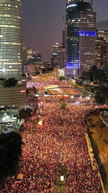 NoaGresiva's tweet photo. Tel Aviv exige un acuerdo de alto el fuego y la renuncia de Netanyahu. Qué raro que no haya salido en TV. 

La manifestación más grande desde el comienzo de la guerra. Hoy se ha convocado una huelga general. Israel ha colapsado. https://t.co/ulHylKkkv8