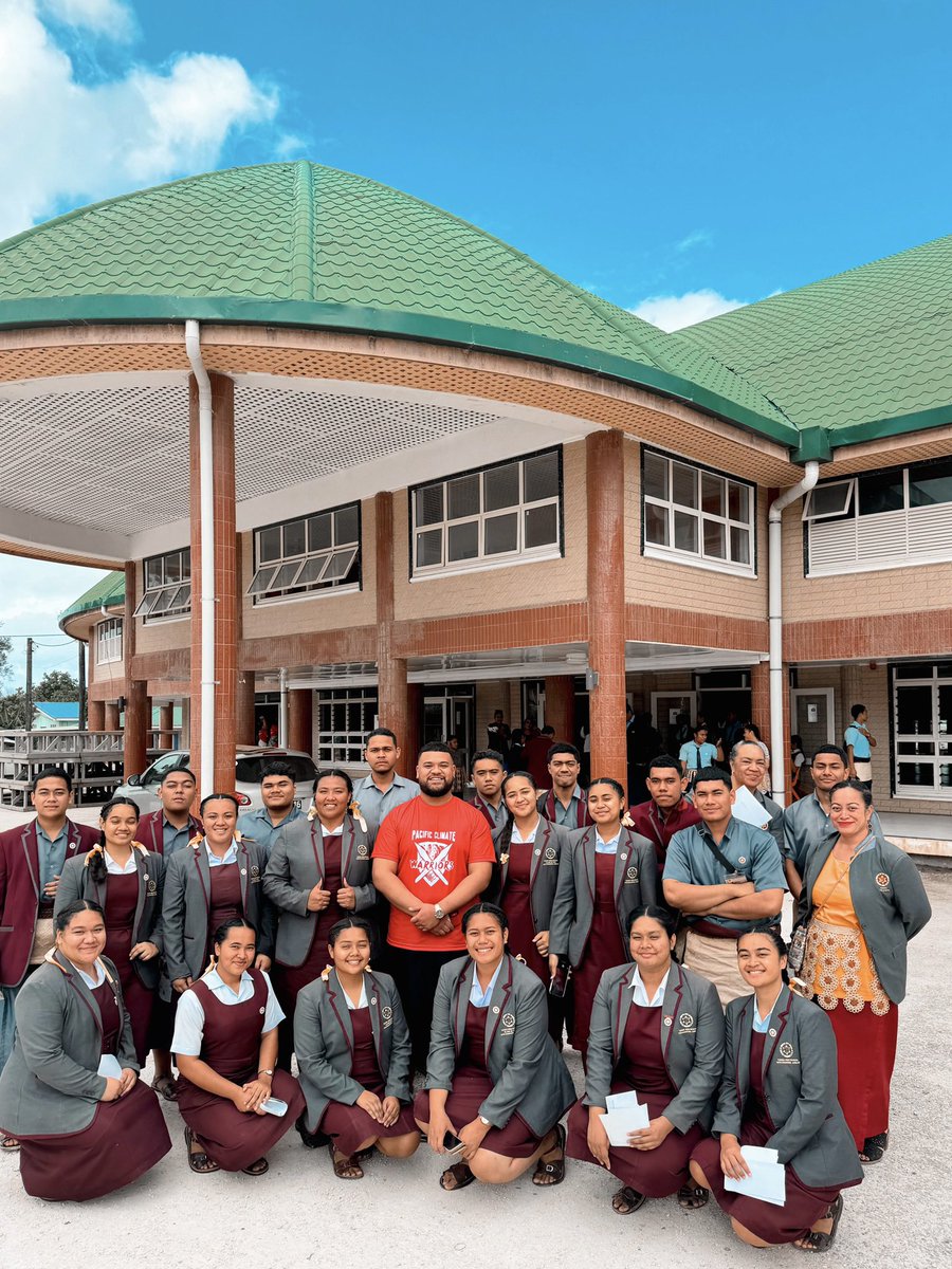 JohnnyTeisi's tweet photo. From Falemasiva Hall @ Tailulu College
Empowering youth in 📍The Kingdom of Tonga to stand up and fight for a #fossilfuelfreepacific 🌊✊🏽If we want a brighter future for the youth of Tonga, we must #buildbetternow 🇹🇴 #ourpawa https://t.co/a18n1TGaan