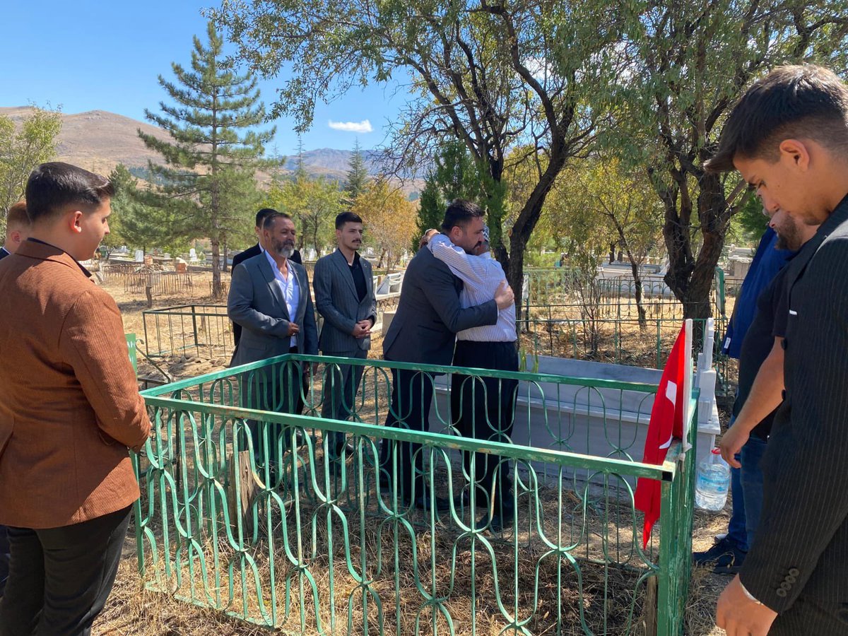 DursunNar46's tweet photo. 📍 EKİNÖZÜ

Şehadetinin sene-i devriyesinde Ülkücü Şehidimiz Hasan Hüseyin BOZDOĞAN Ağabeyimizi kabri başında Şehidimizin kardeşi Durdu Mehmet BOZDOĞAN Ağabeyimiz ve oğlu Hacı Ahmet BOZDOĞAN ile birlikte dualarla andık.

“Onlar Bu Dava’da Hem Şehitlerimiz,
Hem Şahitlerimizdir🇹🇷” https://t.co/37tO5ojoww