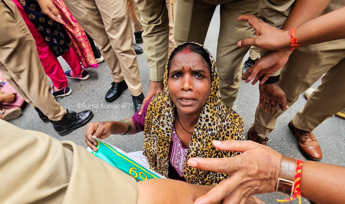 4pmnews_network's tweet photo. लखनऊ- 69000 शिक्षक भर्ती मामला
शिक्षक अभ्यर्थियों ने किया केशव प्रसाद मौर्य के आवास का घेराव
आवास के बाहर धरने पर बैठे शिक्षक अभ्यर्थी
शिक्षक अभ्यर्थी आवास के बाहर लगातार कर रहे है नारेबाजी
योगी जी न्याय करो, केशव चाचा न्याय करो का लगा रहे नारा
मौके पर भारी संख्या में पुलिस फोर्स तैनात

#69000शिक्षकभर्तीमामला #शिक्षकभर्ती  #Lucknow #4pmnewsnetwork @skphotography68