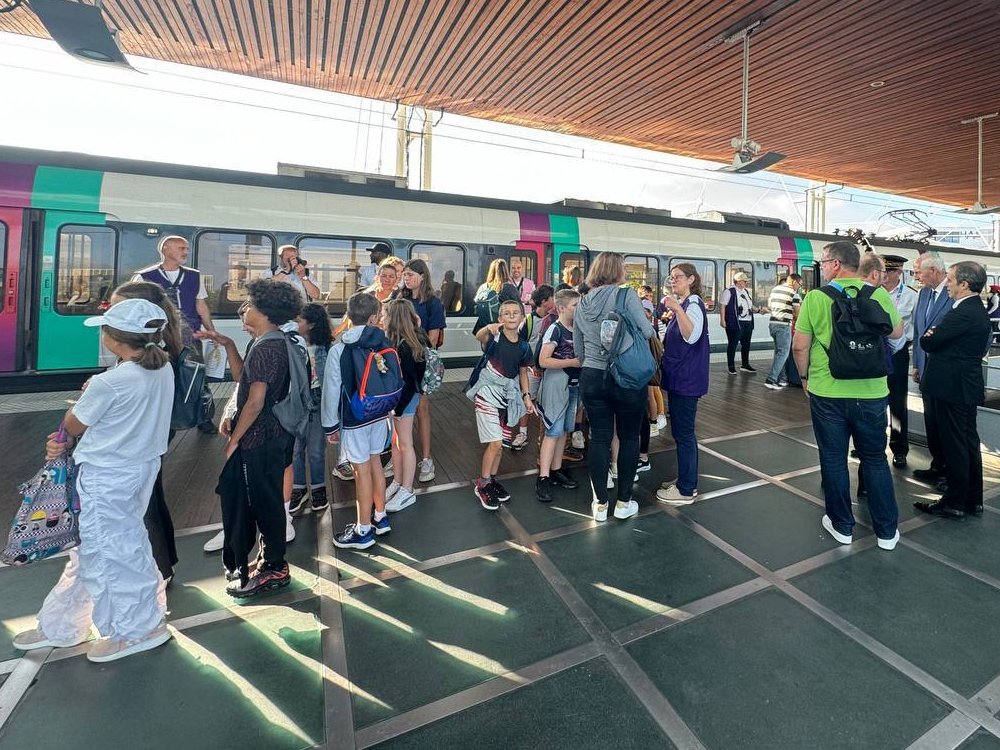 CFanichet's tweet photo. En ce jour de rentrée des classes, nos agents @SncfVoyageurs s’apprêtent à acheminer jusqu’à la fin de la semaine plus de 193 000 élèves du CM1 à la Terminale aux épreuves des Jeux Paralympiques de #Paris2024 dans le cadre du dispositif #MaClasseAuxJeux organisé par @education_gouv. Merci aux équipes #Transilien pour l’accueil qu’ils ont réservé ce matin à ces jeunes spectateurs.