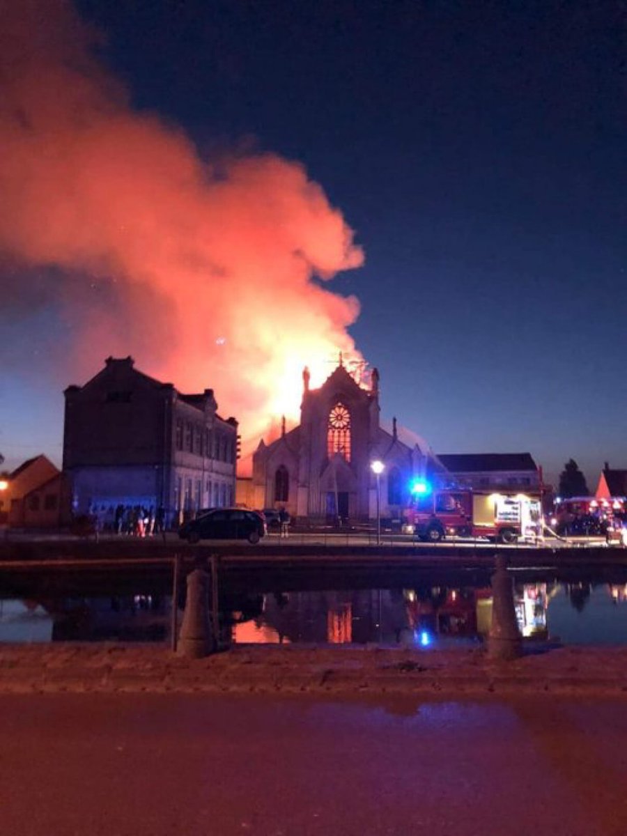 UniCatolicos_es's tweet photo. Otra iglesia fue incendiada "misteriosamente" esta noche en Francia: la iglesia de la Inmaculada Concepción de Saint-Omer.  

La Iglesia fue construida en 1854 y sobrevivió a dos guerras mundiales.

Cada dos semanas una iglesia es destruida, dañada o vandalizada en Francia. https://t.co/pnfkxPzLYD
