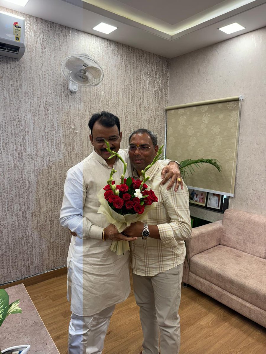 ErHansrajMeena's tweet photo. प्रदेश के लोकप्रिय उप मुख्यमंत्री श्री प्रेमचंद बैरवा जी से जयपुर स्थित राजकीय आवास पर आत्मीय मुलाकात कर उन्हें जन्मदिन की शुभकामनाएं प्रेषित की।

साथ ही, मेरे निर्वाचन क्षेत्र सपोटरा में अनेकों विकास कार्यों को लेकर सार्थक चर्चा की।

#Jaipur

@DrPremBairwa https://t.co/ta7KLvIgJq