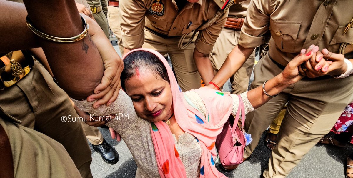 4pmnews_network's tweet photo. लखनऊ- 69000 शिक्षक भर्ती मामला
शिक्षक अभ्यर्थियों ने किया केशव प्रसाद मौर्य के आवास का घेराव
आवास के बाहर धरने पर बैठे शिक्षक अभ्यर्थी
शिक्षक अभ्यर्थी आवास के बाहर लगातार कर रहे है नारेबाजी
योगी जी न्याय करो, केशव चाचा न्याय करो का लगा रहे नारा
मौके पर भारी संख्या में पुलिस फोर्स तैनात

#69000शिक्षकभर्तीमामला #शिक्षकभर्ती  #Lucknow #4pmnewsnetwork @skphotography68