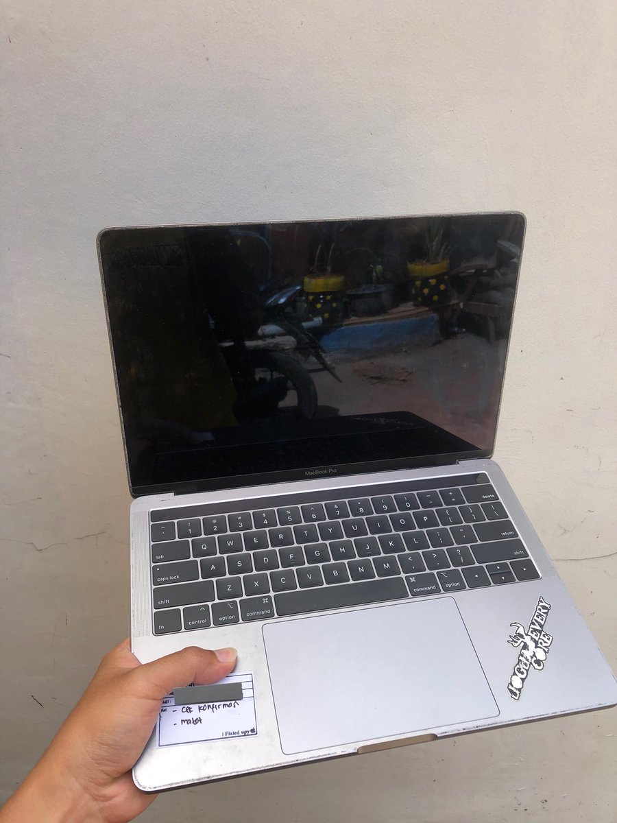 Barangkali ada yg berminat membeli laptop kondisi apa adanya. Dijual macbook pro 2019 kondisi matot, laptop only. Silahkan harga rembuk via dm/reply. #UGDforPSS <a href="/UGDforPSS1976/">UGDforPSS</a>