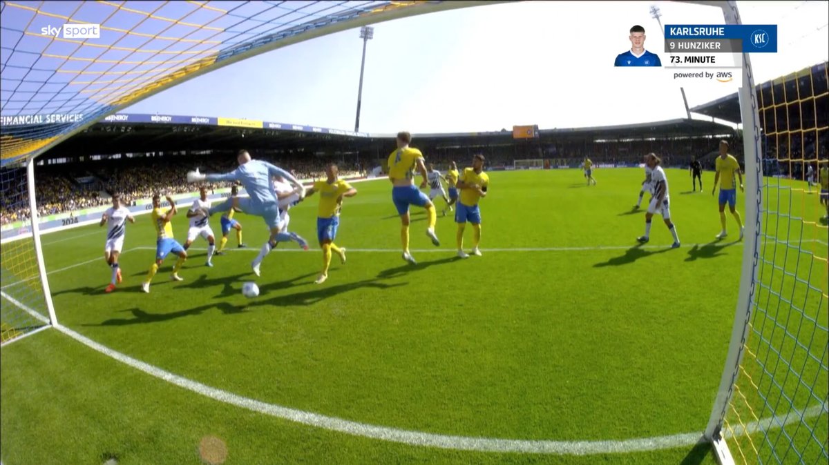 Zudem Keine klare Entscheidung. Springt hoch bevor #Hunziker den Ball berührt. Setzt er sich auf die Linie ab und vertraut seiner Reaktion ist der Ball haltbar da er zentral kommt.