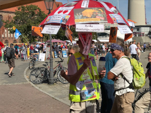 aktionfsa's tweet photo. "Nein zu Krieg und Hochrüstung!"
Antikriegsmarkt vor dem Roten Rathaus
https://t.co/UJQ3S7jPf2
Wir meiden X=Twitter, A-FsA auch auf https://t.co/G2eMIkcHoD
#Antikriegsmarkt #Friedensdemo #NATO #Bündnis #Ukraine #Russland #Atomwaffen #Militär #Bundeswehr #Aufrüstung #Waffenexport https://t.co/fHXvR9uizL