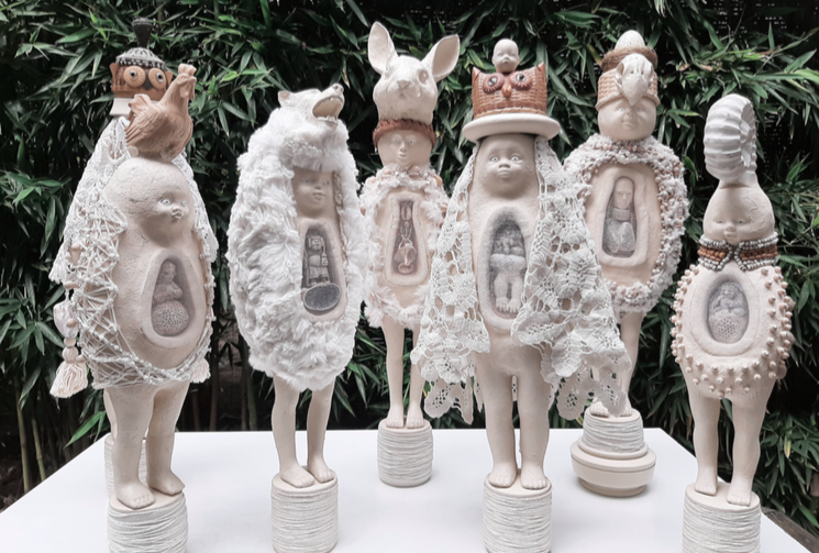 + VERNISSAGE MARDI 3 SEPTEMBRE +
Les "obj'êtres" de Sabine André-Donnot, le peuple de la forêt s'installe à la galerie. Ils dialoguent déjà avec les photographies de Jason Gardner. Découvrez-les dès mardi 17H30 en présence des artistes, et de la conteuse Nathalie Krajcik.