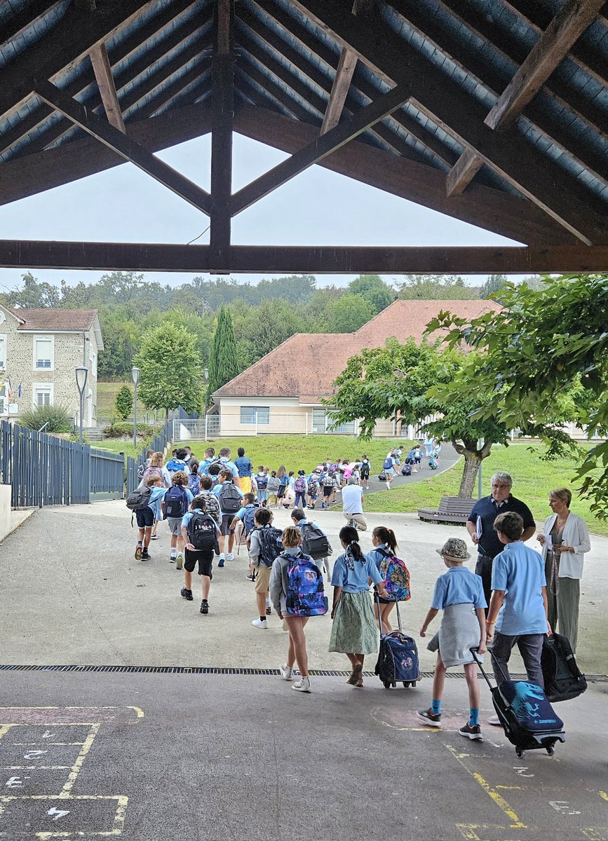 jsimonleblanc's tweet photo. 1ère  rentrée  en uniforme( haut commun à tous).
Les enfants trouvent ça  génial.
Merci aux parents et enseignants  d'avoir  joué  le jeu. 
Maintenant place à l'expérimentation pendant 2 ans.
#rentree2024
#RentréeScolaire 
@GabrielAttal https://t.co/ai6kQw8ko4