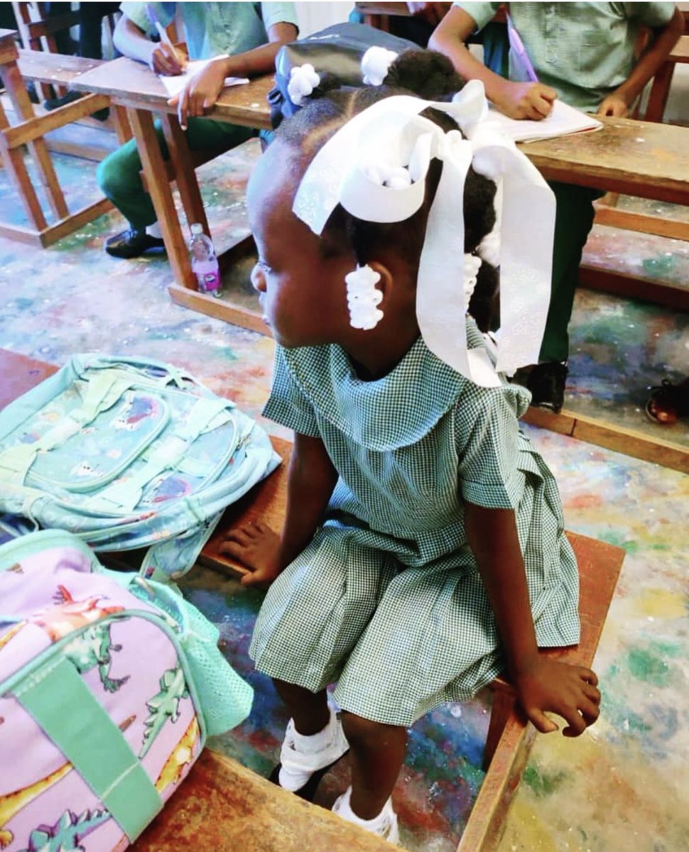 Det er ingen forskjell på barna i Haiti og Norge på aller første skoledag, er litt skummelt 😍 Uniformen til Kimberly (5 år) er nystrøket. Endelig skolejente! 

Har du lyst å sponse en uniform til en av elevene våre på Petit Troll koster det 125 kr. ♥️  
spleis.no/381724