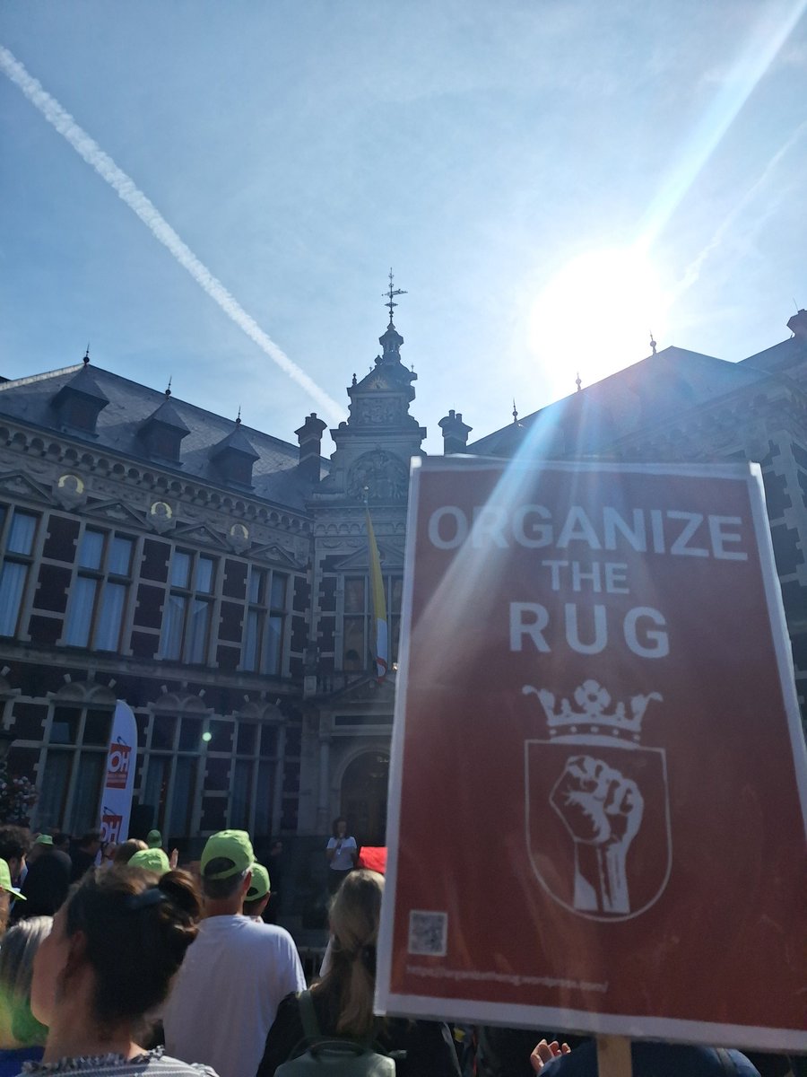 AgataTroost's tweet photo. Met mijn Rijksuniversiteit Groningen collega's bij de Alternatieve Opening van het Academische Jaar, tegen de rampzalige bezuinigingen op hoger onderwijs in het coalitieakkoord 

Sluit je aan @FNVOverheid @AObtweets en meld je aan bij de nieuwsbrief van @WOinactie! https://t.co/hrAg8C0aSR