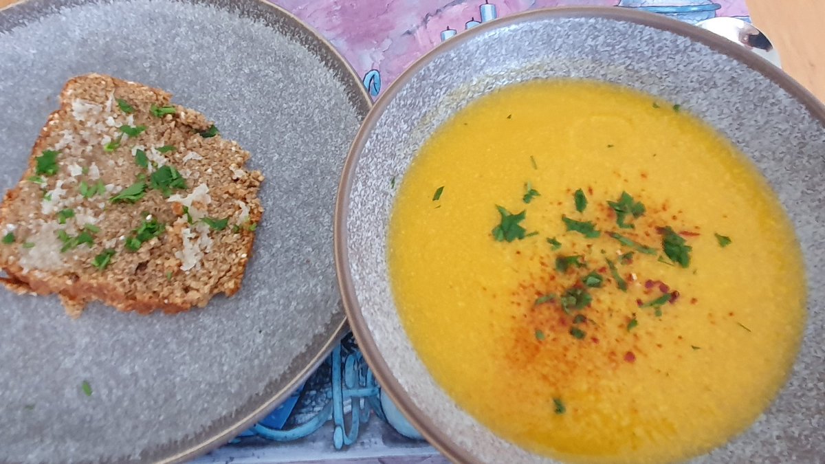 EcoPaulPeace's tweet photo. Butternut squash soup and ezekiel bread with garlic and homegrown flat-leaved parsley today. Sprouted grains. #wfpbd #vegan #food #planetaryhealth https://t.co/ORVQ8lipay