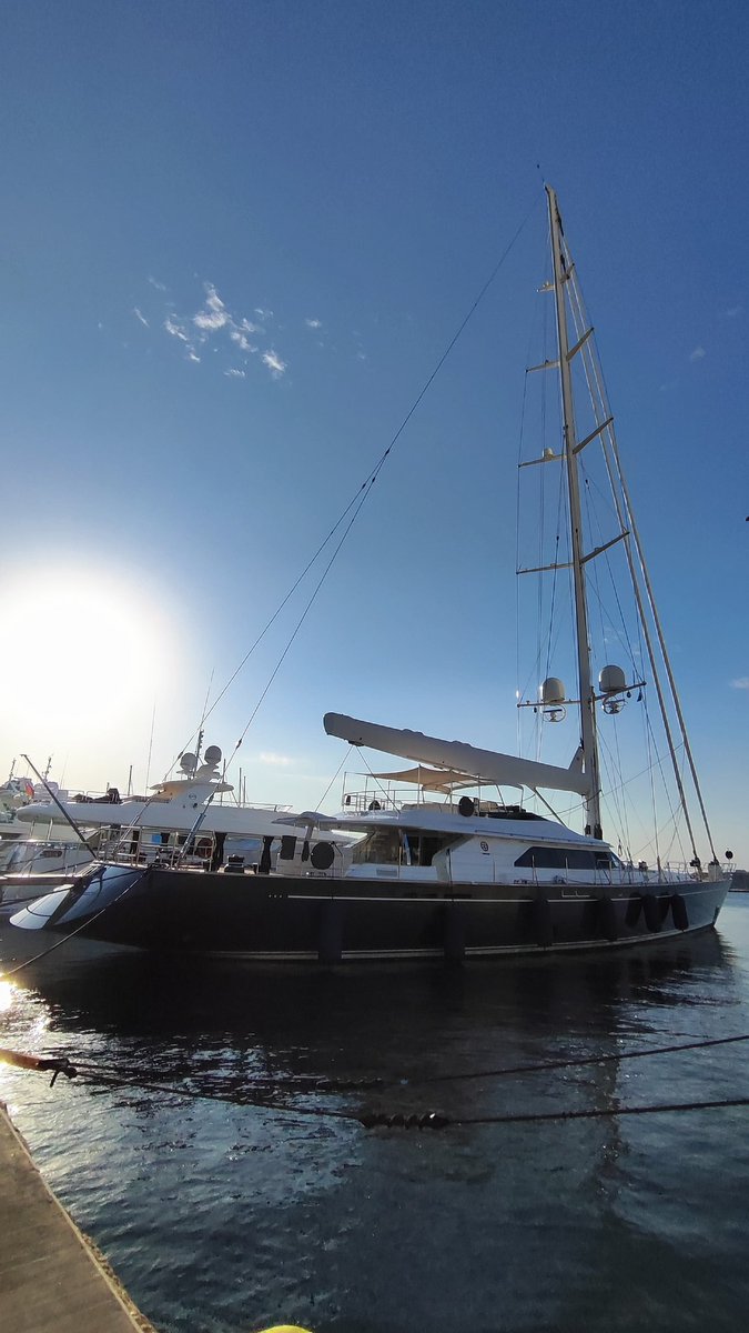geonolis's tweet photo. Στο λιμάνι της Σύρου, βρίσκεται το super yacht Serendipity I, αδερφάκι του αδικοβυθισμένου Bayesian.
Και τα δύο yachts είχαν κατασκευαστεί στο ίδιο ναυπηγείο #Perini, στην Τοσκάνη, σε σχέδια του Ron Holland.
Το Serendipity I είναι λίγο μικρότερο από το #Bayesian με μήκος 45m. https://t.co/hEd43kT7GS