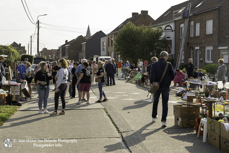PloegsteertInfo's tweet photo. Ploegsteert : La brocante de la ducasse: Après une nuit bien difficile pour certains… les Ploegsteertois se retrouvaient rue du Romarin ce samedi matin pour la brocante de la ducasse. Malgré un temps frisquet le matin et grâce à une non-concurrence de… https://t.co/f4GJhlAz3G https://t.co/QcJH20j2OZ