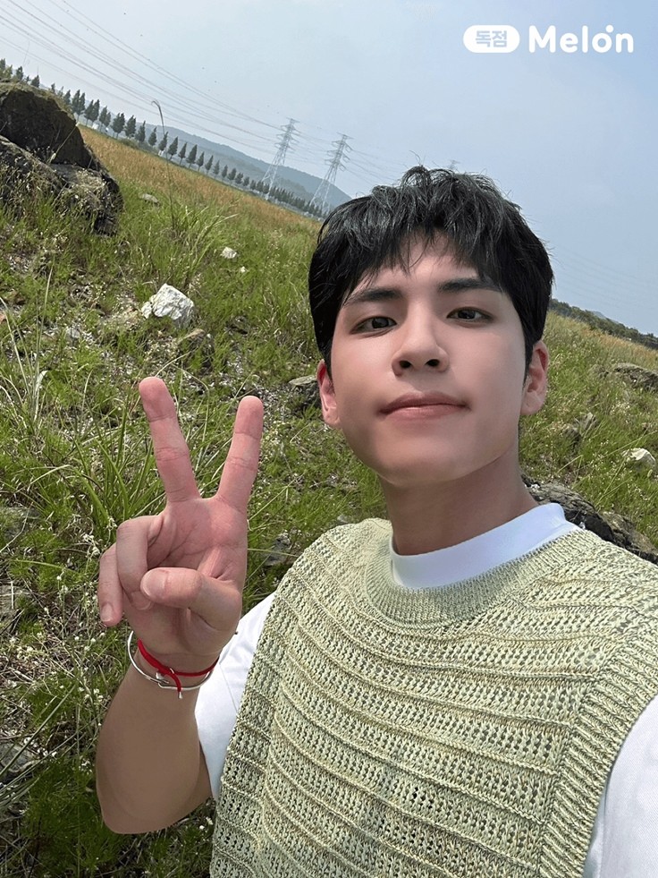 deisikseu's tweet photo. From Melon Spotlight 🩹 https://t.co/R63sCITs56