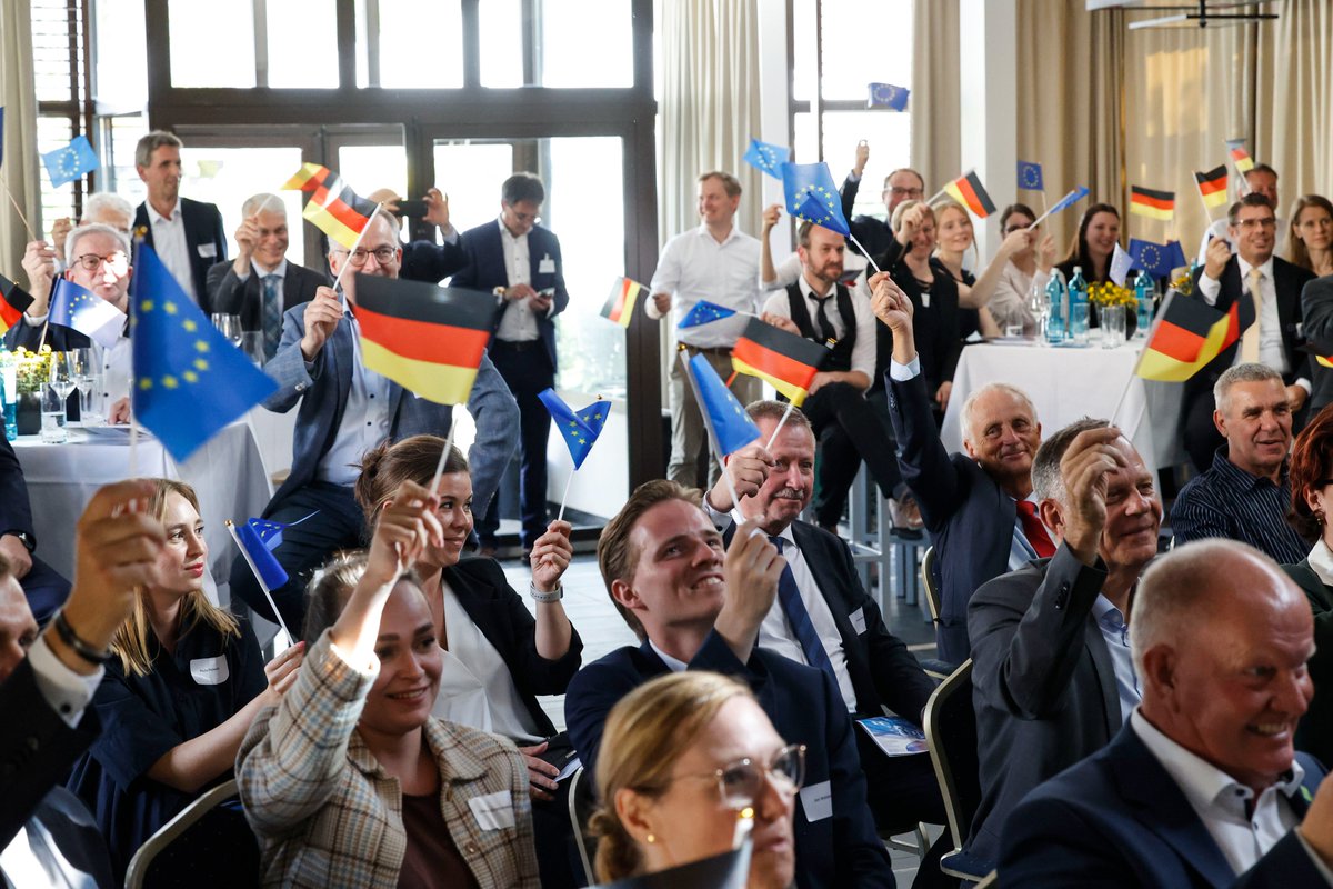 Nahezu drei Jahrzehnte lang war er das Gesicht des Deutschen Raiffeisenverbands in Brüssel: Dr. Thomas Memmert. Nun hat sich der langjährige DRV-Geschäftsführer und Leiter des Brüsseler DRV-Büros zum 31. August in den Ruhestand verabschiedet.
Mehr unter: raiffeisen.de/er-ist-auf-dem…