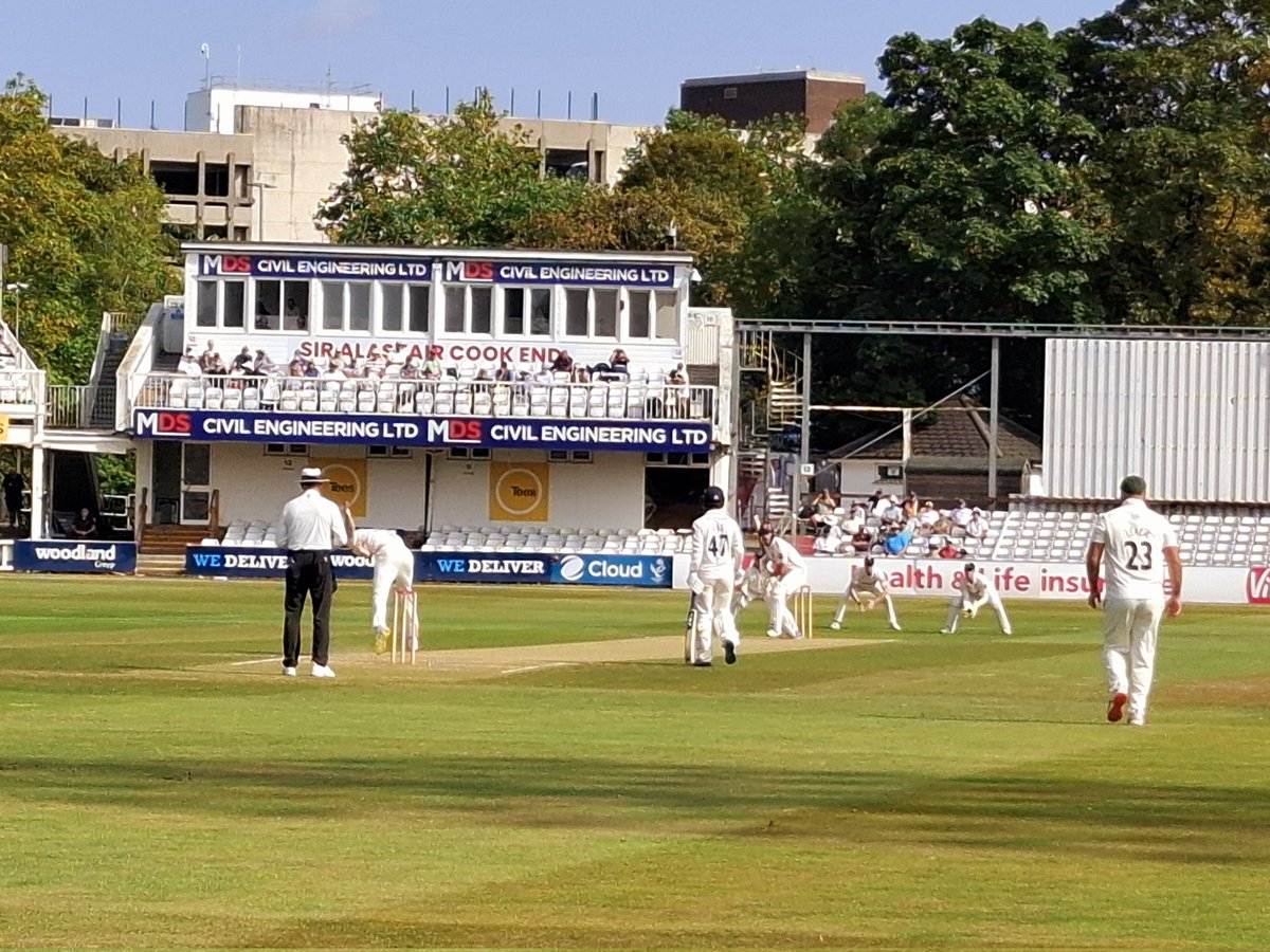 RibWobb's tweet photo. Just spent 4 days at Chelmsford for the amazing Championship game. Essex v Worcester. Very friendly ground, nice people, beer festival on site. Sunshine. And a thriller on the pitch. What more do you want? @CountyChamp is the absolute best! https://t.co/GgVV9c0pUu