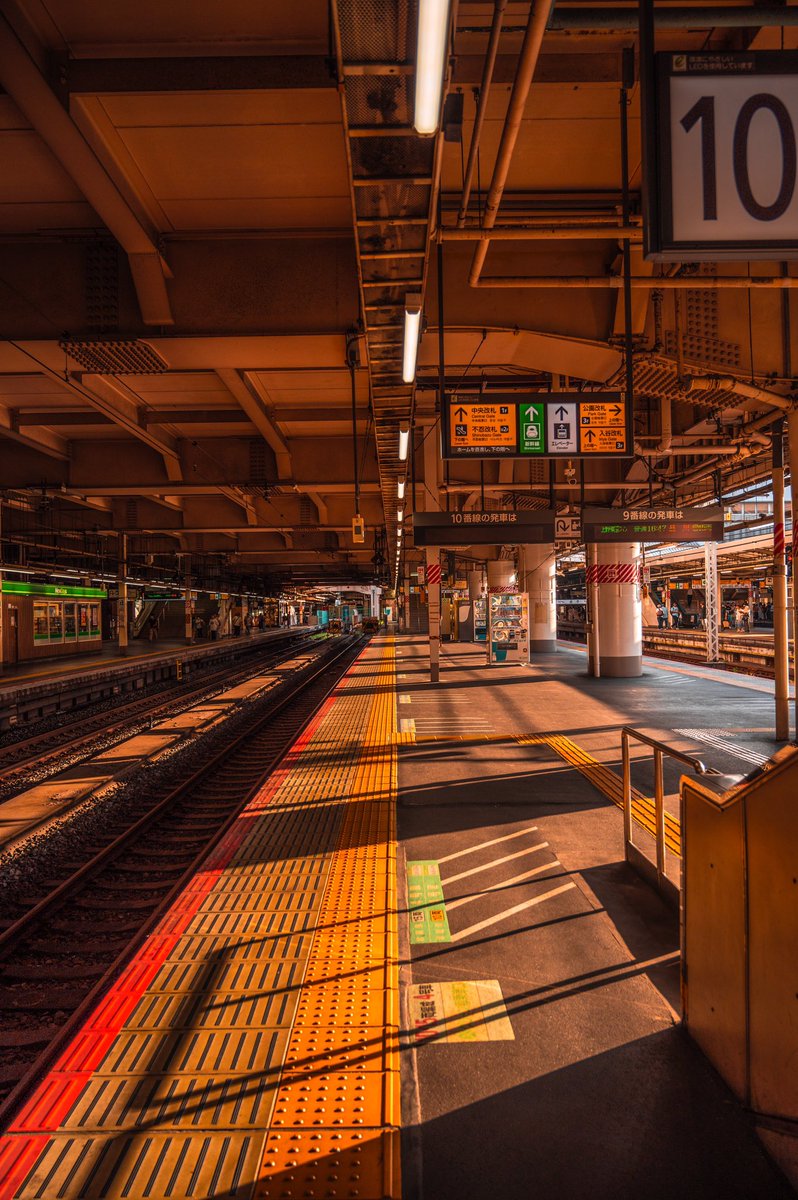 だれもいない夕方の駅のホーム。