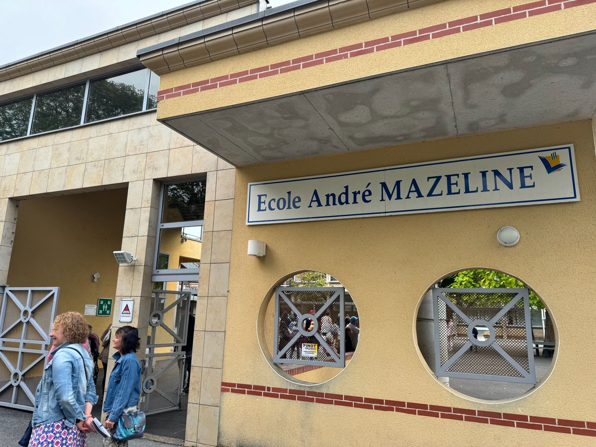 AiglePays's tweet photo. Pour cette rentrée 2024, la cdc des pays de L'Aigle a eu le plaisir d'accueillir sur le site de l'école Mazeline à L'Aigle, le directeur académique des services de l'Éducation nationale, Jean-Luc Legrand ainsi que le nouvel inspecteur de la circonscription, Benjamin Phlippe. https://t.co/RC7xtQZGic