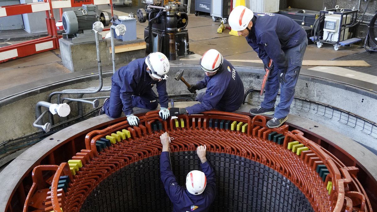 ⚙️ Sense pressa, però sense pausa, el manteniment del grup 2 de la central hidroelèctrica va fent camí!

⛓️ En els darrers dies, ja s'ha tornat a instal·lar el rotor, una part essencial en qualsevol grup hidroelèctric.

🪝Una tasca que no és senzilla, ja que pesa prop de 36.000