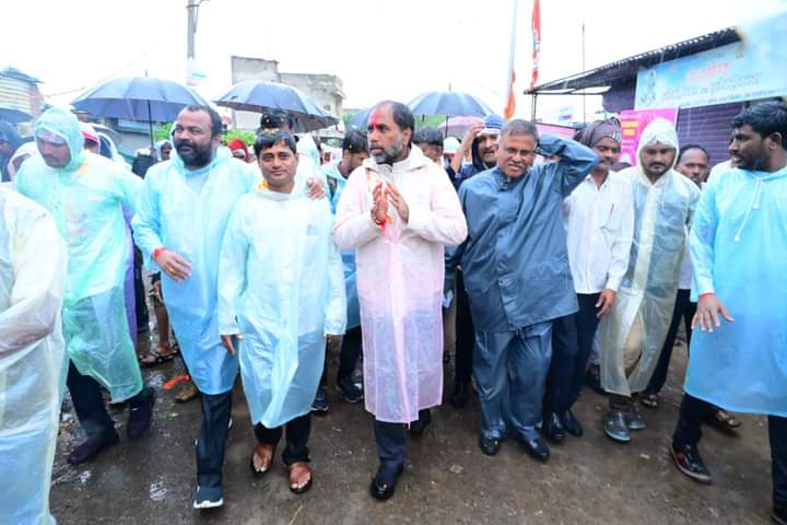 sambhajipatil77's tweet image. जन सन्मान पदयात्रा | उजेड (हिसामाबाद) 📌

कोसळणाऱ्या पावसाकडे आमच्या बळीराजाचा समृद्धीचे दान मागत निघालेली जन सन्मान यात्रा उजेड (हिसामाबाद) येथे पोहोचली. कोसळणाऱ्या पावसामध्ये देखील गावातील नागरिकांनी मोठ्या उत्साहाने यात्रेचे स्वागत केले. माता-भगिनींनी औक्षण करून हाती राखी…