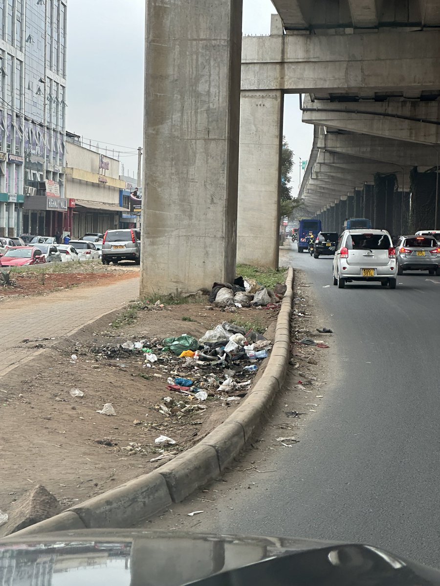 Alfayaz11's tweet photo. I passed this same spot on Uhuru highway a week ago and I posted a picture, and guess what there garbage has increased. If one has to drive from Waiyaki way all the way to Mombasa road you will not miss to see the garbage all over this city on the sides of the road. I do not know what works anymore🤷‍♂️ plastic bags are flying on all sides of the road but NEMA & our County Reps tell us iNaWork
