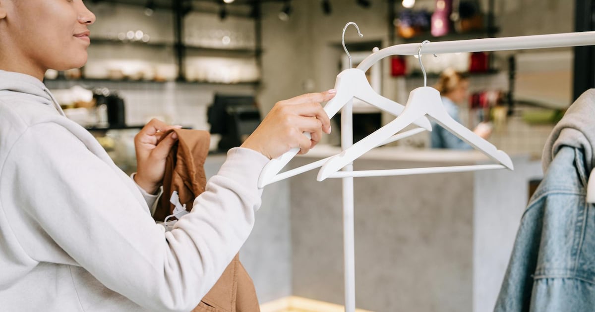 YuniHu3's tweet photo. What Fashion Retail Professionals Need to Know Today https://t.co/3CPU2NqJxI https://t.co/kh5004NGcW