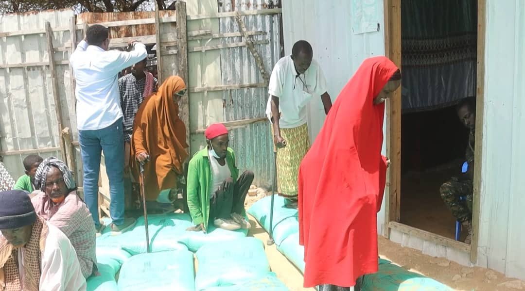 SoDMA_Somalia's tweet photo. The Somali Disaster Management Agency distributed crucial aid rations to 1,000 IDPs and people with disabilities in #Mogadishu's #Garasbaley neighborhood on Monday. https://t.co/iXCbUVcWq0