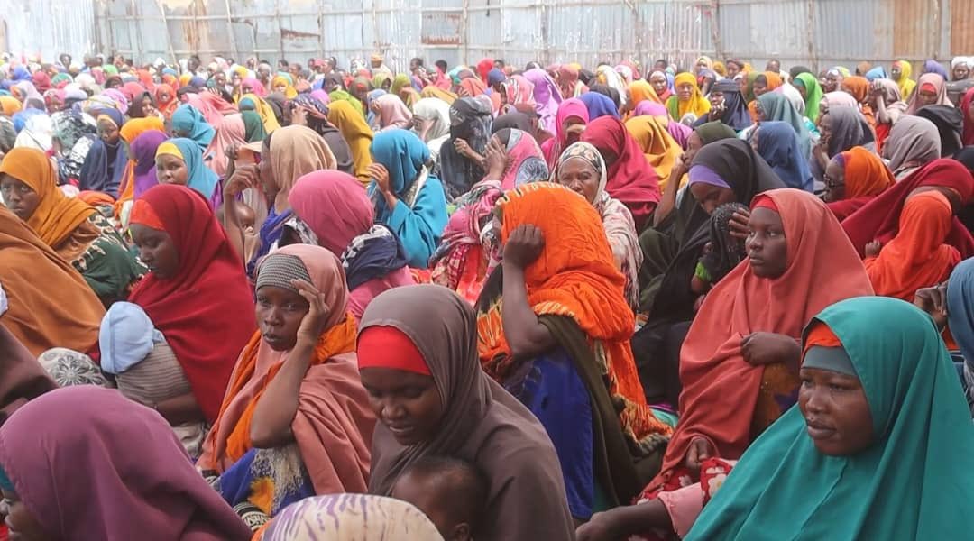 SoDMA_Somalia's tweet photo. The Somali Disaster Management Agency distributed crucial aid rations to 1,000 IDPs and people with disabilities in #Mogadishu's #Garasbaley neighborhood on Monday. https://t.co/iXCbUVcWq0