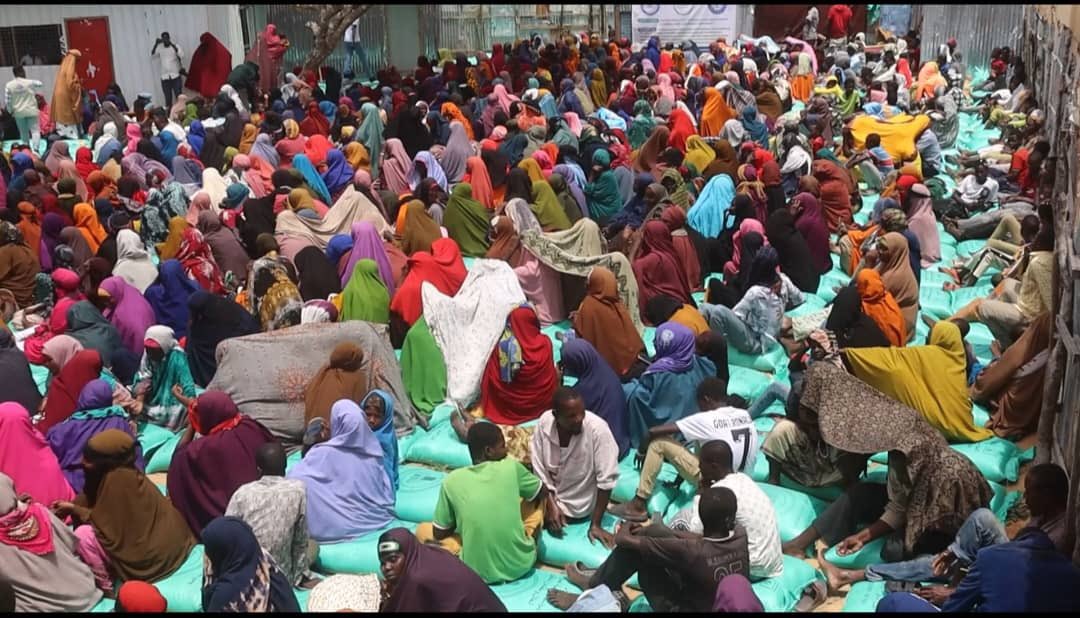 SoDMA_Somalia's tweet photo. The Somali Disaster Management Agency distributed crucial aid rations to 1,000 IDPs and people with disabilities in #Mogadishu's #Garasbaley neighborhood on Monday. https://t.co/iXCbUVcWq0