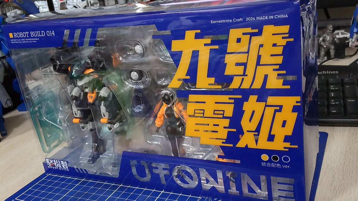 JET4AG's tweet image. #核誠治造 #ROBOTBUILD AutoNine 九號電姫、無事到着です。
バイクへ組み換え変形しますが、あまり興味ないのでロボ形態で堪能しました。
個人的に飾る際は、パイロットは個別の方が良い感じ。
ロボもパイロットも、共にカッコいいです。