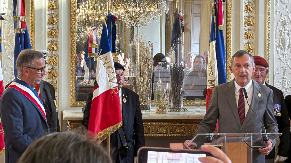 Sciences Po Bordeaux (@scpobx) on Twitter photo Félicitations à Vincent Hoffmann-Martinot, directeur de <a href="/ScPoBx/">Sciences Po Bordeaux</a> de 2007 à 2016, qui s'est vu décerner la médaille de la Ville de <a href="/Bordeaux/">Bordeaux</a> par <a href="/PierreHurmic/">Pierre HURMIC</a> lors de la cérémonie célébrant les 80 ans de la libération de Bordeaux. Félicitations à Vincent Hoffmann-Martinot, directeur de <a href="/ScPoBx/">Sciences Po Bordeaux</a> de 2007 à 2016, qui s'est vu décerner la médaille de la Ville de <a href="/Bordeaux/">Bordeaux</a> par <a href="/PierreHurmic/">Pierre HURMIC</a> lors de la cérémonie célébrant les 80 ans de la libération de Bordeaux.