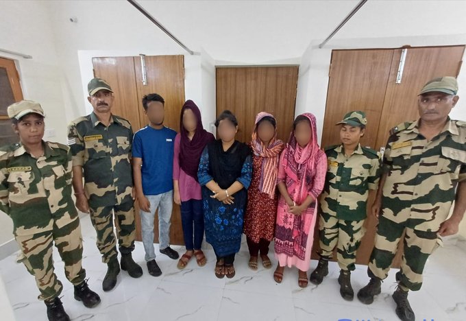 AhmedFarisaa's tweet image. Kudos to the vigilant troops of #BSFTripura! Acting on specific intelligence, they&apos;ve thwarted an infiltration bid, apprehending 07 Bangladeshi and 02 Indian nationals attempting to cross the Indo-Bangladesh border. 🇮🇳 

#IndoBangladeshBorder #bsfalert #todaynews #punenews