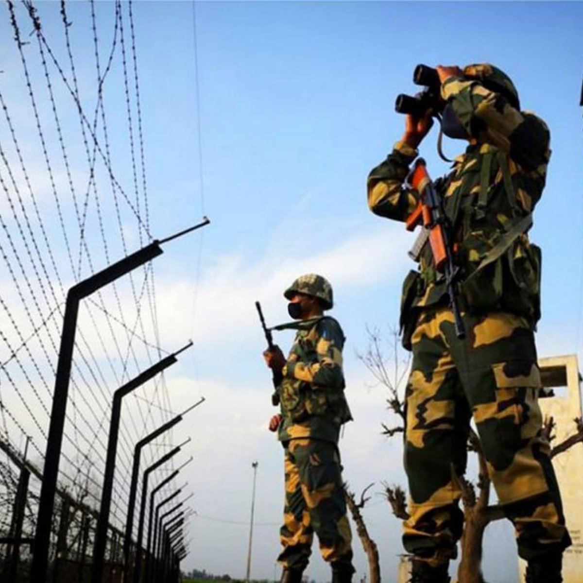AhmedFarisaa's tweet image. Kudos to the vigilant troops of #BSFTripura! Acting on specific intelligence, they&apos;ve thwarted an infiltration bid, apprehending 07 Bangladeshi and 02 Indian nationals attempting to cross the Indo-Bangladesh border. 🇮🇳 

#IndoBangladeshBorder #bsfalert #todaynews #punenews
